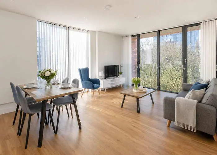 Stylish 3-Bed Near Victoria