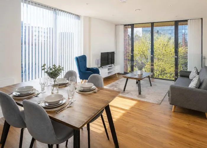 Stylish 3-Bed Near Victoria
