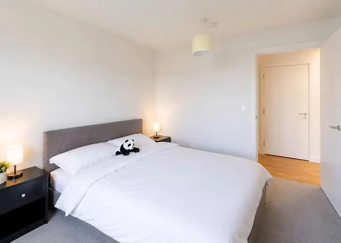 Stylish 3-Bed Near Victoria